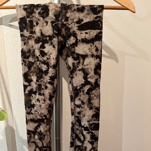 Lululemon black Camo leggings - Picture 2 of 3
